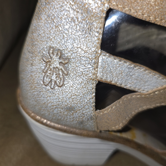 Fly London Gold & White Sandals with Lace-Up Gladiator Sandals Size 40 - Picture 8 of 9